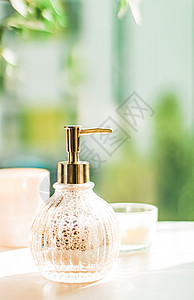 浴室水疗 家庭装饰和室内设计用肥皂喷洒器手霜或抗菌液净化剂 病毒保护和卫生风格金子温泉护理窗户身体花朵瓶子液体香水图片