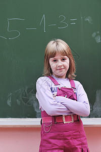 读数学课的快乐女学生课堂孩子手表解决方案班级桌子科学女孩教育训练图片