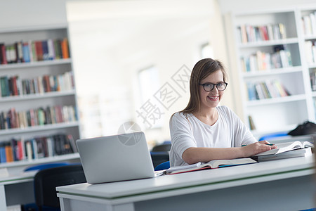 图书馆女生在学校图书馆学习的女生人数成人文学架子书架知识技术微笑药片笔记本女性背景
