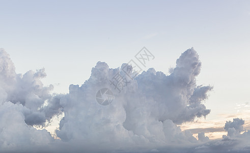 日落天空的云层中 阳光照耀着戏剧性的光芒 云体的形状唤起想象力和创造力艺术空气生活蓝色场景阴霾天空太阳天堂自由图片