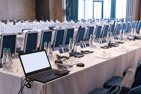 大型现代会议室内置室内研讨会屏幕椅子教育会议室训练公司工作商业耳机图片