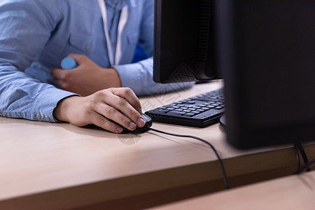 在创业办公室使用电脑工作的商务人士互联网企业家工人桌子屏幕合作设计师同事潮人生意人图片