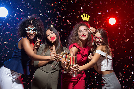 在夜店庆祝新年的快乐妇女配件闲暇嘴唇俱乐部拍照女孩团体微笑庆典乐趣图片