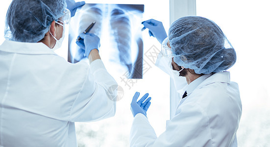 医疗同事在讨论肺部X光片的问题 笑声肺炎科学家医院检查专家男性医生x光技术诊断图片