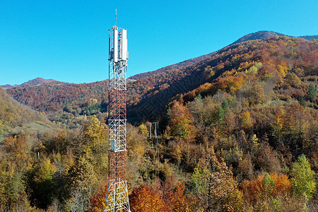 有蓝天的电信塔台 早上有电讯天线塔楼农村信号收音机技术天空金属房子联系山村细胞图片
