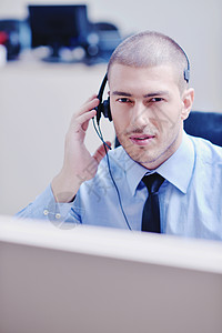带耳机的商务人士服务台代理人热线帮助电话顾客商业互联网讲话求助图片