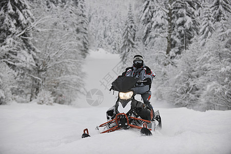 雪地移动活动速度运输发动机司机闲暇安全男人太阳头盔图片