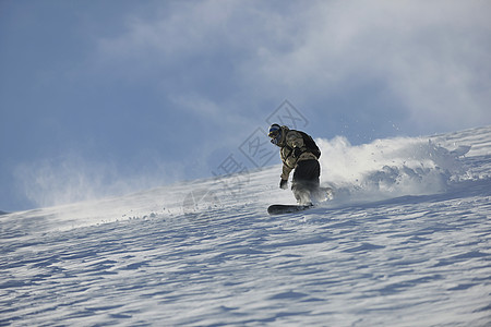 自由式滑雪机跳跃和骑娱乐男人天空乐趣蓝色滑雪季节喜悦夹克冻结图片