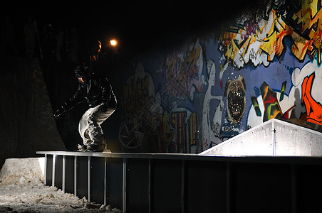 自由式滑雪机夜间在空中跳跃男人单板运动滑雪海湾速度假期青少年木板杂技图片