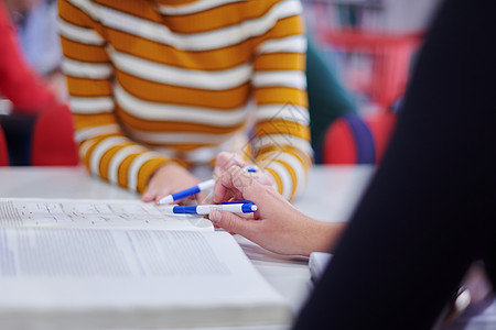 学生小组在现代大学的平板电脑上一起研究学校项目朋友们会议女性文书桌子男性阅读考试团队技术图片