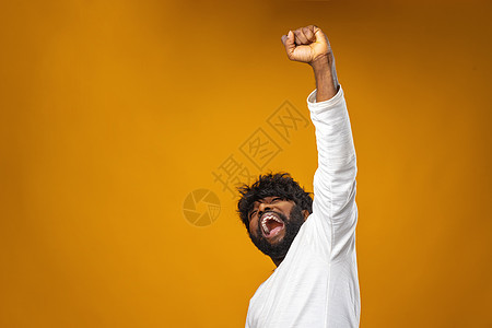 欢喜的黑人男子庆祝成功的肖像胜利黑色男性成就白色幸福成人微笑冒充庆典图片