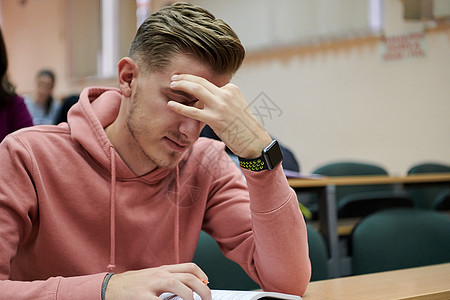 学生在课堂上头痛教育情绪症状困惑家庭作业桌子压力眼睛男人男性图片