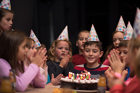 年轻男孩欢喜地庆祝他的生日孩子礼物孩子们女孩风格朋友们喜悦庆典团体装饰图片