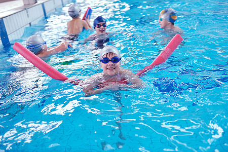 游泳池中快乐儿童群体游泳者培训师微笑学校男性风镜运动训练喜悦女性图片