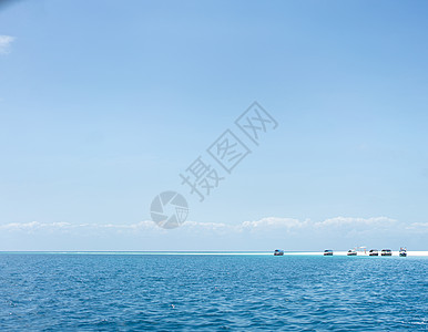 远离热带岛屿的美丽遥远蓝天叶子全景支撑阳光天堂晴天太阳风景海浪图片