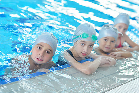 游泳池中儿童群体蓝色风镜青年教育训练游泳重量班级喜悦游泳者图片