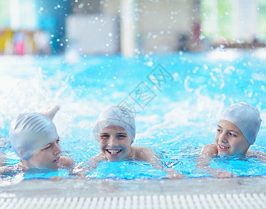 游泳池中儿童群体娱乐男性喜悦蓝色水池微笑乐趣女孩培训师游泳者图片