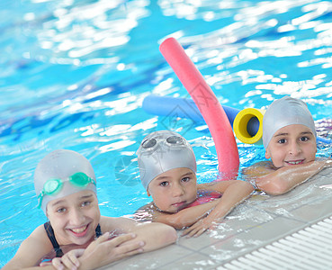 游泳池中儿童群体男性水池运动学习女性娱乐蓝色乐趣青年风镜图片