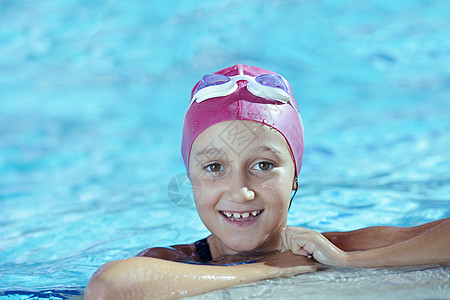 游泳池中快乐的孩子男生游泳者孩子们娱乐运动假期活动学校眼镜朋友们图片