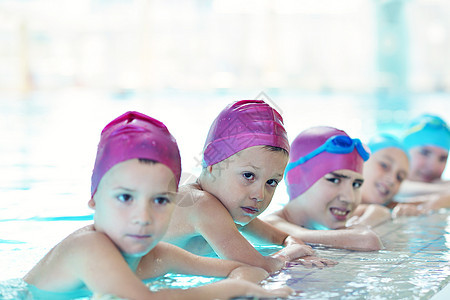游泳池中快乐儿童群体娱乐游泳者青年班级风镜蓝色游泳女孩喜悦微笑图片