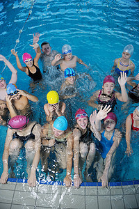 游泳池中快乐的孩子微笑乐趣游泳者男性学校蓝色女孩风镜水池团体图片