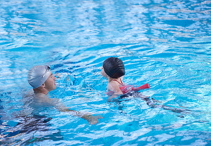 游泳池儿童肖像青年学校童年游泳者运动教育朋友们闲暇假期锻炼图片