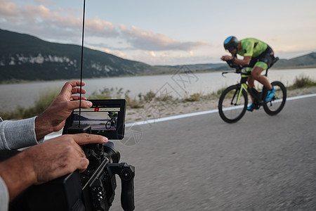 电影摄影师拍摄三亚特隆自行车运动员的动作训练活力头盔生产驾驶运动耐力视频速度制片人图片