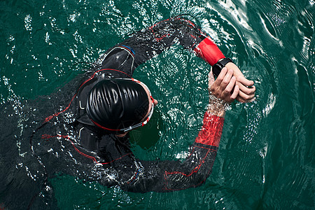在湖布置智能观察上游泳的三亚体运动员全球运动装耐力运动力量手表男性心率游泳者训练背景图片