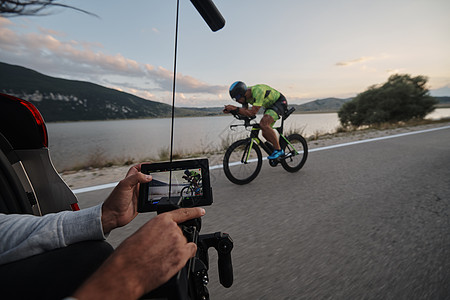 电影摄影师拍摄三亚特隆自行车运动员的动作驾驶摄像师摄影头盔铁人耐力行动相机制片人运动图片