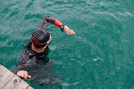 在湖布置智能观察上游泳的三亚体运动员耐力力量锻炼技术钢铁侠男人男性导航潜水游泳衣图片