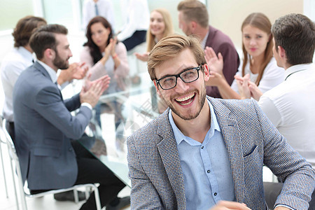 办公室背景上成功的商业成功者有工作经验的职员同事男人互动合伙讨论女士商务经理团体图片