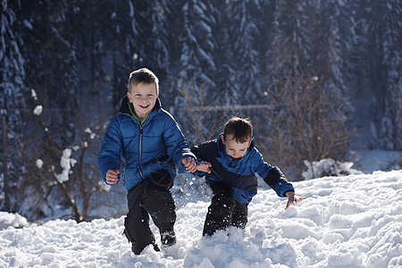 儿童玩新鲜雪孩子童年喜悦耀斑太阳乐趣快乐季节闲暇兄弟背景图片