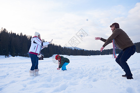 寒冬在雪中玩在一起的幸福家庭女士乐趣建筑公园女性孩子们假期男生母亲男人图片