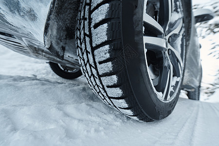 在北北方公路冰冷冬季的SUV越野车旅行雪花危险汽车车辆车轮假期冻结树木季节图片