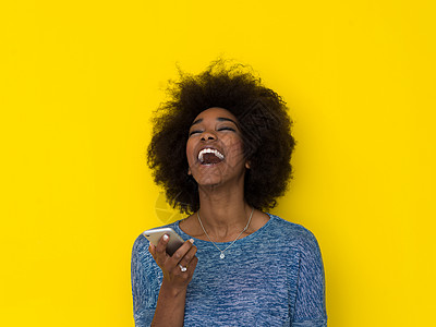 使用移动电话的年轻黑人妇女女孩工作管理人员电话电子产品技术女性屏幕微笑互联网图片