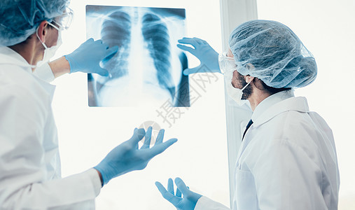 近距离接近 戴防护面罩的科学家在看肺部X光片疾病成人照相眼镜肺炎技术放射科医院工作职业图片