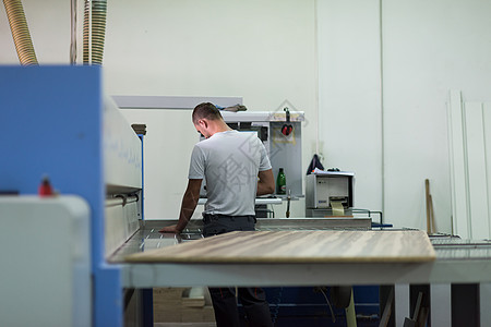 工人在木制家具工厂工作作坊男人齿轮自动化制造业工具工装裤生产职场加工图片
