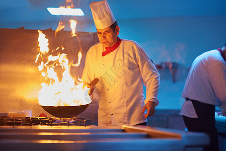 厨师在饭店厨房做饭 烧火煮饭美食食物学校服务男人烹饪蔬菜酒店教育帽子图片