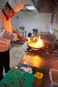 厨师在饭店厨房做饭 烧火煮饭男人职业食物盘子教育工作蔬菜烤箱学校沙拉图片