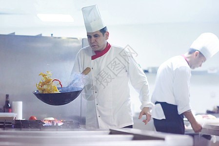 厨师在饭店厨房做饭 烧火煮饭帽子男性蔬菜职业教育盘子男人烤箱酒店烹饪图片