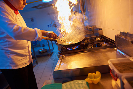 厨师在饭店厨房做饭 烧火煮饭服务盘子美食男性帽子工作蔬菜学校男人酒店图片