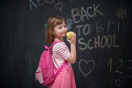 带苹果和回学校做背景绘画的快乐儿童知识学习童年幸福孩子桌子黑板小学生喜悦背包图片