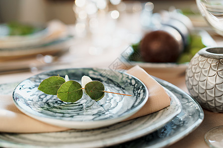 配有绿色时装餐具和银餐具的美丽优雅桌桌布仪式盘子蜡烛婚礼桌子宴会餐厅餐饮奢华刀具图片