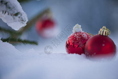 清雪中的红圣诞节球风格派对玩具雪花季节装饰乐趣假期庆典玻璃图片