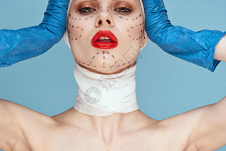 红唇整容手术 肩膀露出蓝色底底色Blue背景治疗化妆品药品嘴唇外科塑料护理病人皱纹女孩图片
