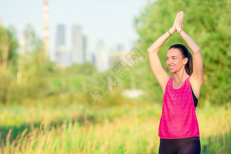 微笑的年轻女子在户外锻炼运动慢跑者耳机身体女孩运动装运动员女士护理成人跑步图片