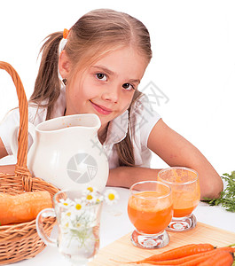 可爱的小女孩喝胡萝卜汁 白种背景图片