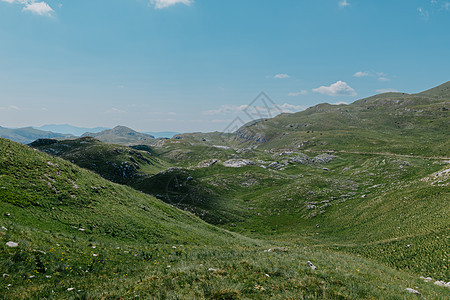 日出时的山谷 自然的夏季景观 山峰绿色自然风光 绿山景观天空远足爬坡旅行荒野冰川阳光顶峰天气森林图片