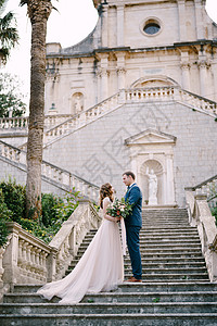 新新娘和新郎站在黑山普尔坎杰教堂的石阶上图片