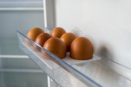 6个棕色鸡蛋在一个空的口述冰箱里 半打鸡蛋在冰箱托盘里团体营养白色褐色细胞架子塑料早餐食物图片